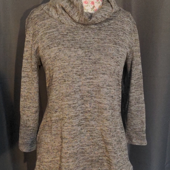 Cowl neck gray tunic! Perfect for layering ! - Picture 3 of 5